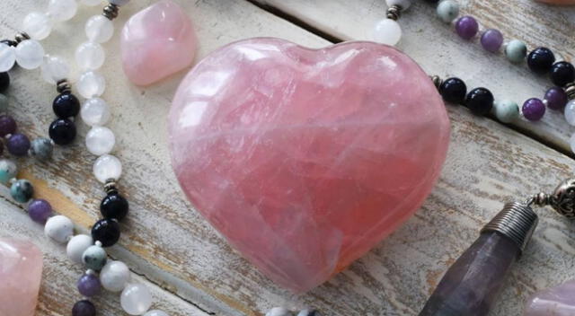 La piedra del cuarzo rosa se asocia con el amor, la compasión y la sanación emocional.