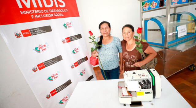 Entrega de equipos a mujeres emprendedoras.