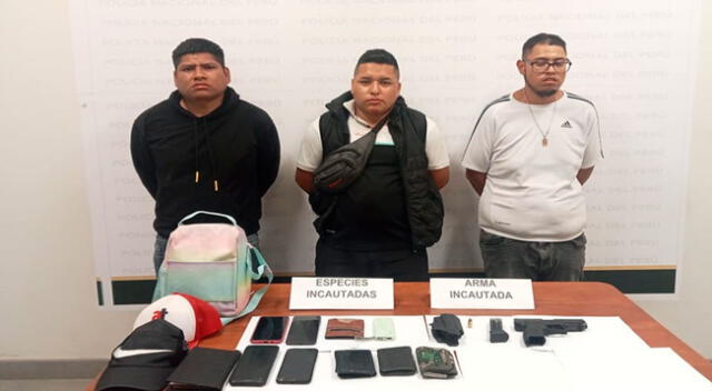 Los agentes PNP les incautaron un arma, teléfonos y otros objetos