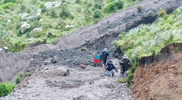 Así tuvieron que pasar la vía afectada las familias para estar a salvo.