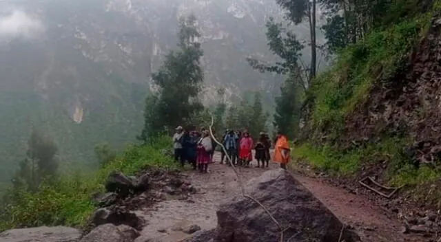 Familiares de Leonardo Helaconde  recorren la quebrada de Umahuato.