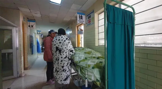 Muchos de los estudiantes intoxicados fueron atendidos en los pasillos del hospital de Juliaca.