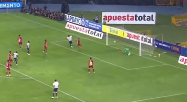 Carlos Zambrano anotó así el primer gol del partido para Alianza Lima.