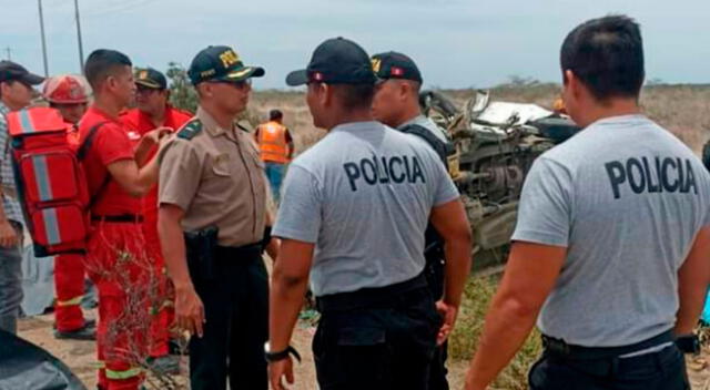 Agentes policiales y bomberos llegaron hasta el lugar del accidente de tránsito.