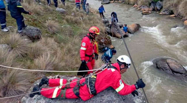 Bomberos se unieron a la búsqueda del pescador Gabino Ccuno Mamani.