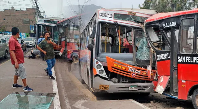 Triple choque en Comas deja al menos 12 heridos.