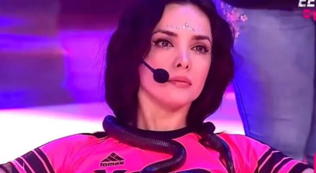 Rosángela Espinoza tuvo que ponerse una serpiente en el cuello.