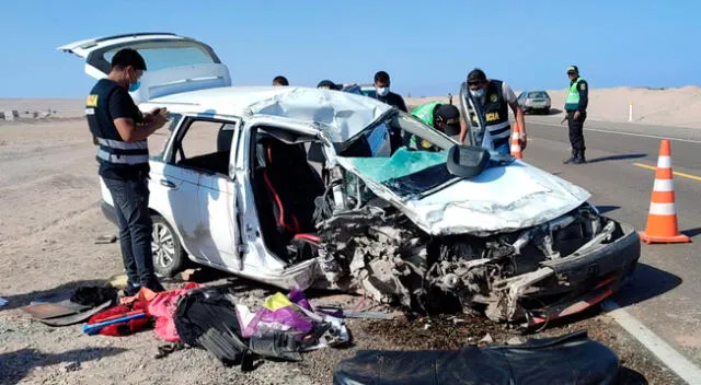 Agentes de la PNP revisan el auto que impactó contra el tráiler en la región de Tacna.