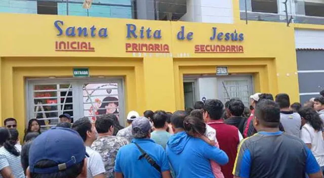 Los padres de familia acudieron preocupados tras enterarse del atentado.