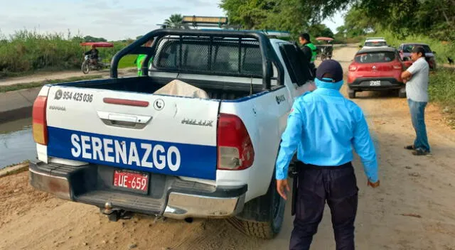 Personal del serenazgo de Piura llegó a la canaleta en donde se halló el cuerpo de la madre venezolana.