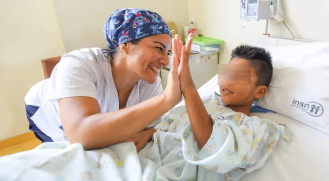 Técnicas en enfermería ayudan a los pequeños pacientes en su recuperación.