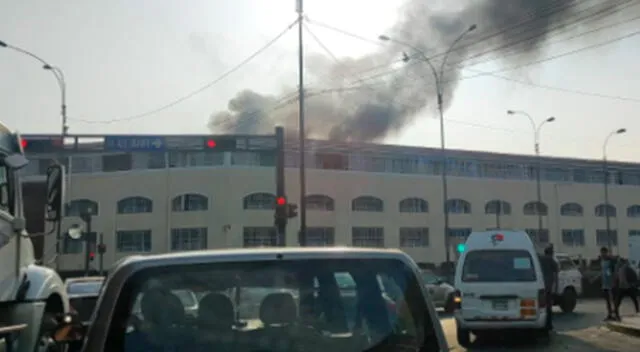 Incendio en la cuadra 12 de la avenida Huancavelica, a la altura de Las Malvinas.