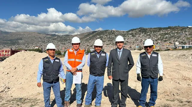 José Luis Farfán en el lugar donde se construirá la residencia y el comedor.