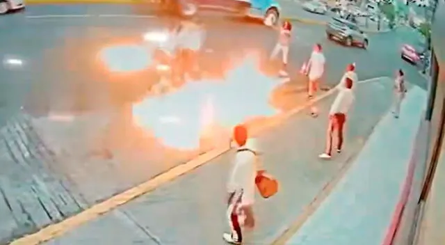 El incidente fue captado en video por una cámara de seguridad en la calle de la taquería El Infierno.