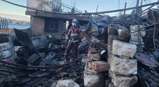 El trabajo de los bomberos culminó luego de varias horas en Arequipa.