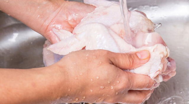 Lavar el pollo no es aconsejable, afirma la FDA.