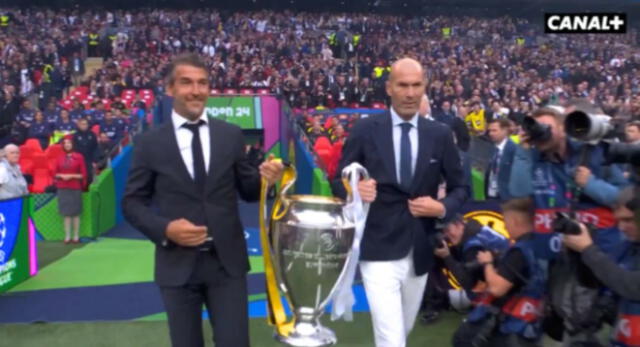 Figuras del Dortmund y Real Madrid colocaron el trofeo de la Champions League