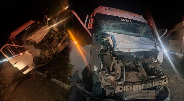 Minivan queda con la parte delantera completamente destrozada en Arequipa.