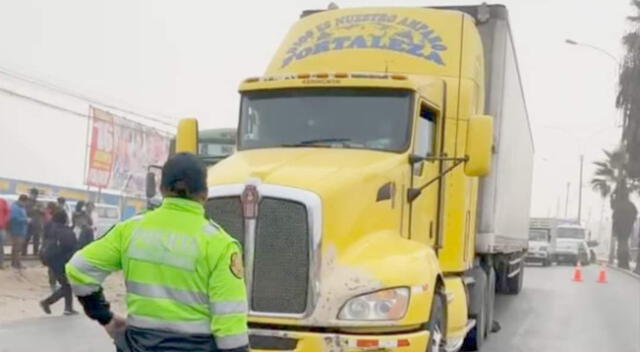 Mujer es arrollada en la Carretera Central, en Ate y cuerpo aún permanece descubierto.