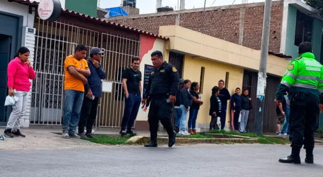 Delincuente quedó tendido bocabajo al lado de su motocicleta tras intentar robar en Trujillo.