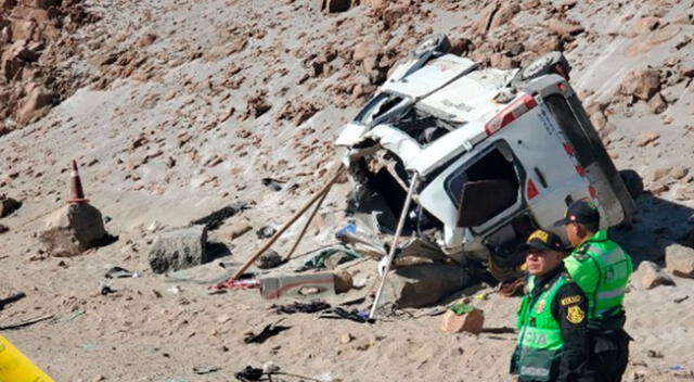 Tras accidente de tránsito en Arequipa, miniván terminó totalmente destrozado.