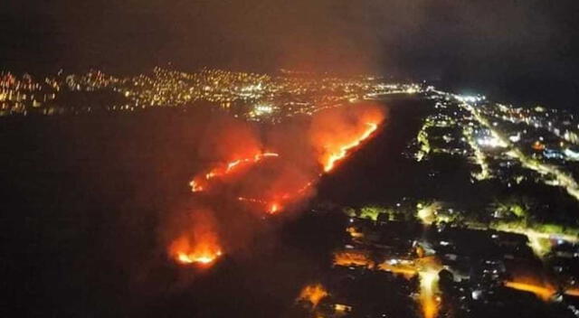 El voraz incendio se puede ver desde las alturas en Tingo María.