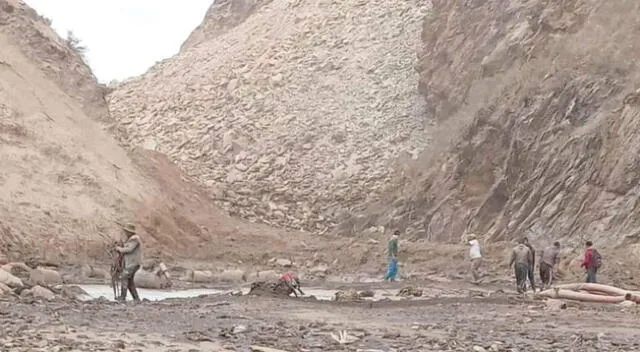 Dos personas aún se encontrarían sepultadas tras derrumbe de un cerro, en Huánuco.