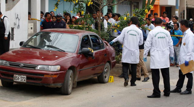 Peritos de criminalística llegan al lugar, tras la balacera desatada en San Juan de Lurigancho.