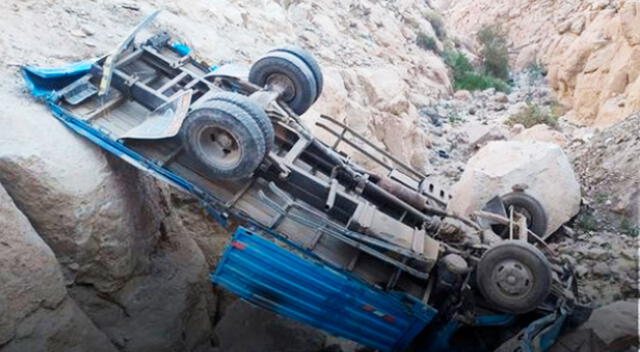 Vehículo quedó destrozado tras caer en un abismo en Arequipa.