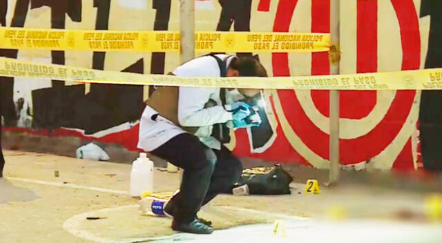 Las autoridades llegaron a la losa deportiva en El Agustino para realizar el levantamiento del cadáver.