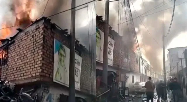 Incendio en zona del Callao es atendido e investigado por bomberos.