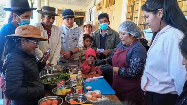 Los moradores aprenden en los talleres.