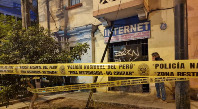 La escena del crimen fue descubierta por los familiares del propietario del negocio.