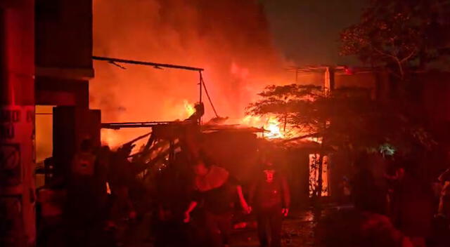 Los vecinos de la zona también están ayudando con las labores para apagar el incendio.