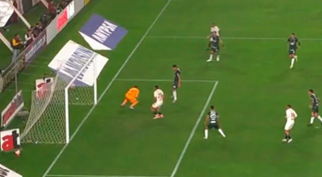 Andy Polo frente al arco de Alianza Lima.