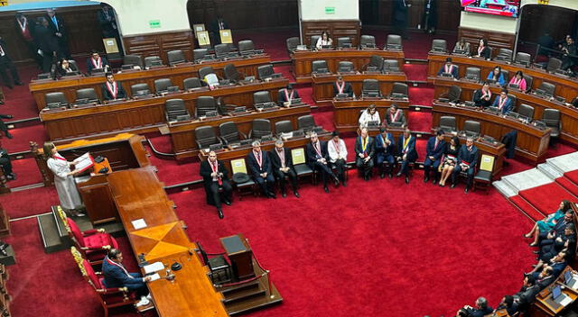 Presidenta Dina Boluarte ante un hemiciclo vacío.