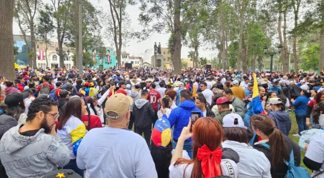 Emotivo encuentro de ciudadanos venezolanos tras canto del Contigo Perú.