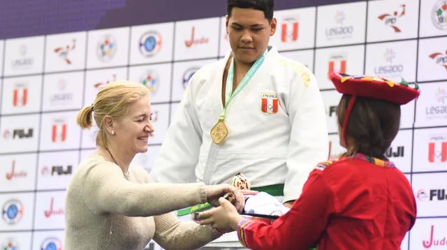 María Martínez, presidenta de la Federación de Judo, en una premiación.