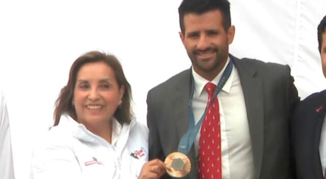 Dina Boluarte tocó la medalla de Stefano Peschiera.