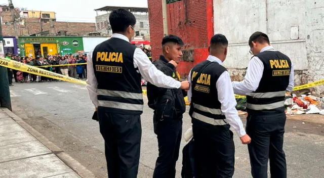 Agentes de la Policía Nacional del Perú acordonaron la zona del crimen para realizar las diligencias.