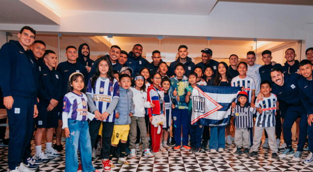 Alianza Lima: jugadores sorprendieron a niños en Andahuaylas.