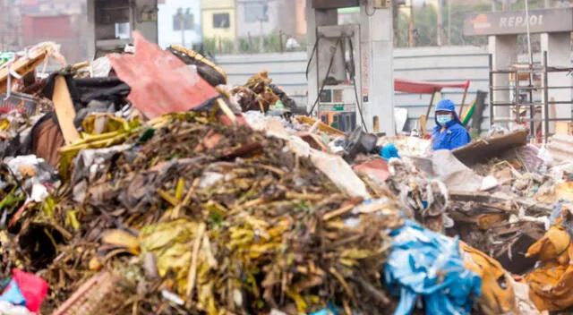 En Lima, toneladas de basura se recogen al día.