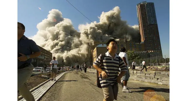 Las personas tratan de huir mientras la segunda torre del World Trade Center se derrumba luego de que un avión impactara con el edificio.