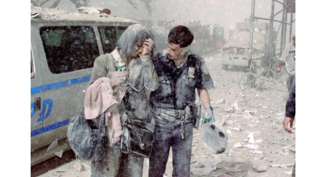 El policía Mike Brennan ayuda a una mujer angustiada tras el atentado terrorista a las Torres Gemelas.