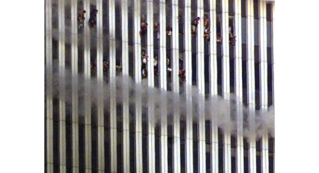 Personas viendo por la ventana tras el atentado terrorista a las Torres Gemelas el 11 de septiembre del 2001.