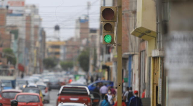 Los semáforos tendrán un cuarto color: ¿por qué será blanco y qué indica?