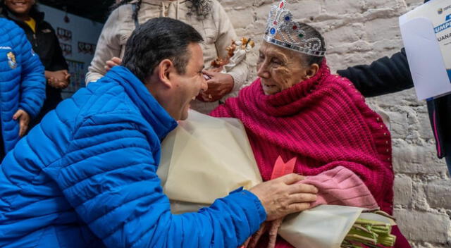 Abuelita centenaria gana el título de Reina de la Primavera en Carmen de la Lengua.