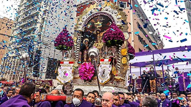 La procesión del Señor de los Milagros es una manifestación de fe y tradición cultural que atrae a miles de personas cada año, tanto locales como turistas.