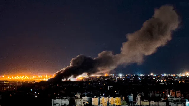 El humo se elevaba este lunes en los suburbios de Beirut tras un bombardeo israelí.