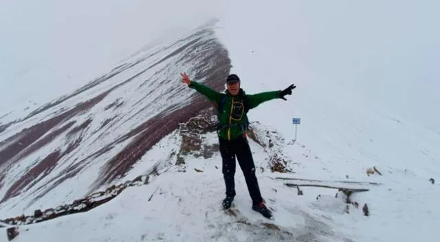 Algunos turistas tomaron con alegría el fenómeno climático que cubrió la Montaña de Siete Colores.